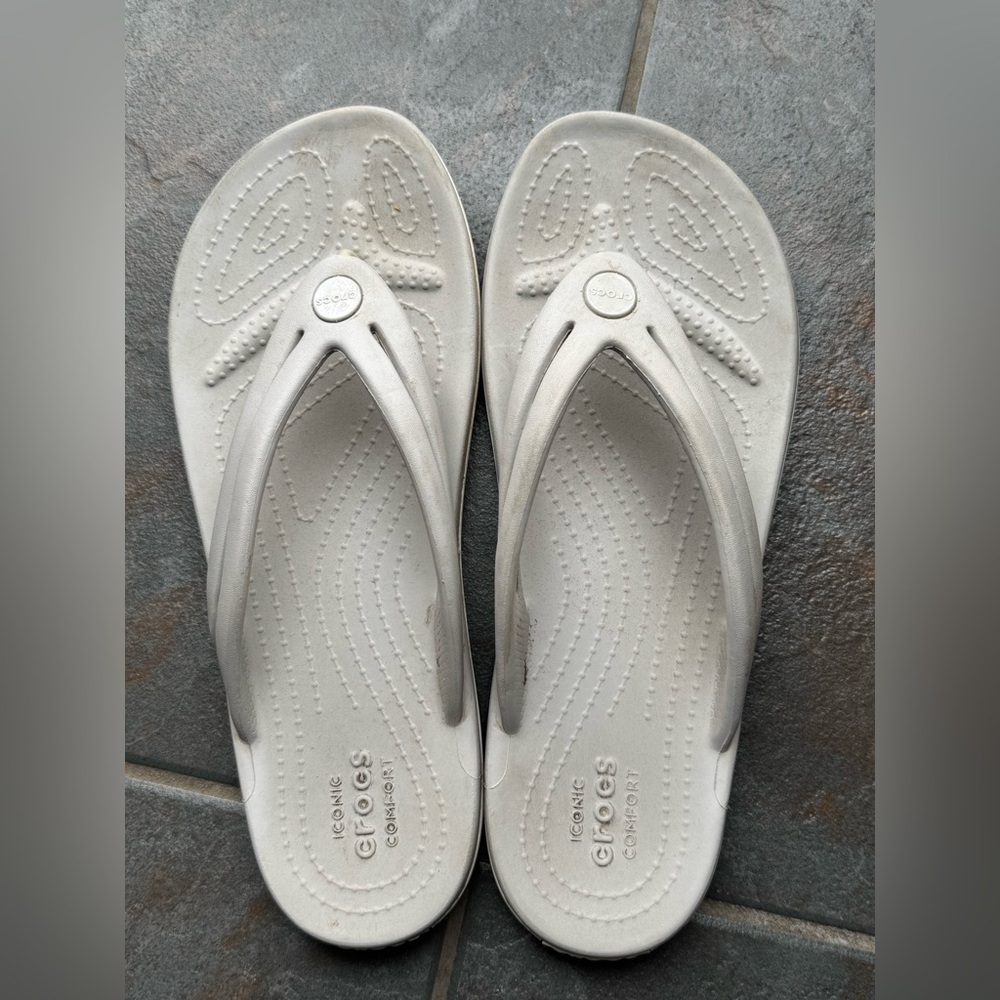 9W Crocs Women's Grey/White/Offwhite Flip Flop Sandals Wide Width